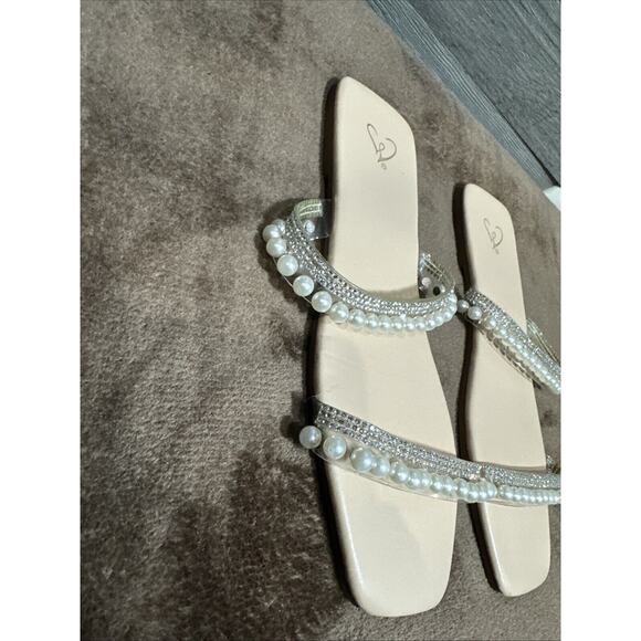 Windsor Women's Size 7.5 Rhinestone Faux Pearl 2 Strap Tan Flat Sandal - Picture 4 of 8